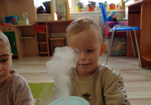 Eksperyment z suchym lodem