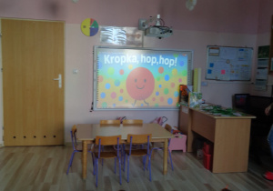 Dzieci w oczekiwaniu na muzyczną zabawę z kropkami.