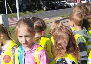 Dzieci utrwalają znaki drogowe