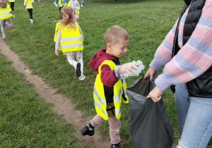 Dzieci sprzątają teren zielony