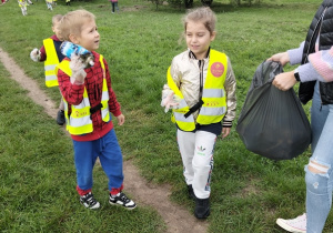 Dzieci sprzątają teren zielony
