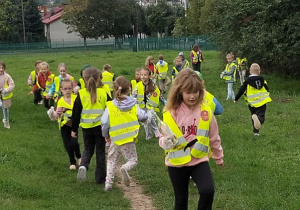 Dzieci sprzątają teren zielony