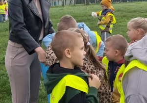 Dzieci sprzątają teren zielony