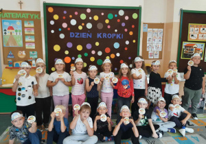 Dzieci ustawione. W tle napis dzień kropki.