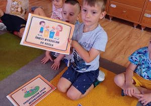 Dzieci omawiają kodeks przedszkolaka