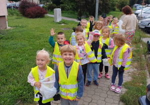 Dzieci biorą udział w Akcji Sprzątania Świata