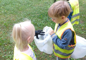 Dzieci biorą udział w Akcji Sprzątania Świata