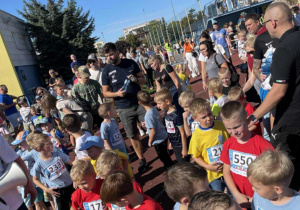 Dzieci na stadionie miejskim biorą udział w biegu