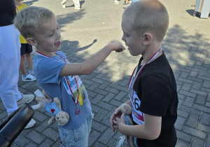 Dzieci na stadionie miejskim biorą udział w biegu