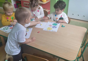 dzieci wykonują prace przy stoliku