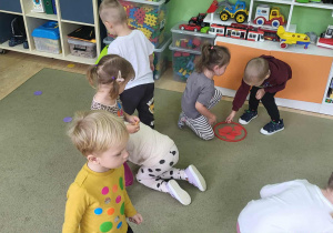 dzieci na dywanie segregują kropki wg koloru