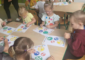 dzieci wykonują prace przy stoliku