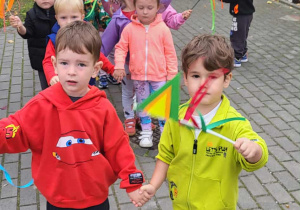 Dzieci tańczą w rytm dziecięcych przebojów
