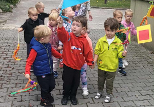 Dzieci wyruszyły na kolorowy pochód wokół budynku przedszkola