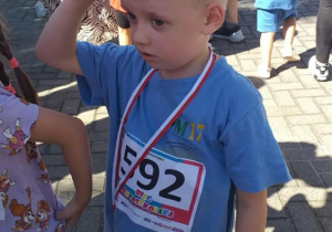 Chłopiec prezentuje medal