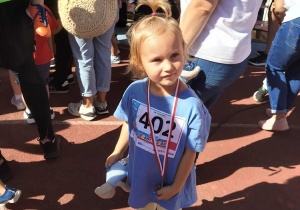 Dziewczynka prezentuje medal
