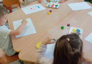 Dzieci malują farbami