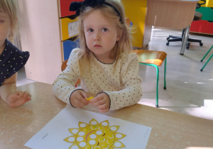 Dziewczynka wyklepia plasteliną