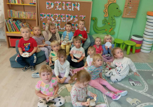 Wspólne zdjęcie z upominkami