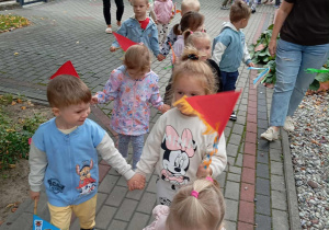 Wyjście na dwór z kolorowymi chorągiewkami
