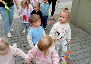 Wyjście na dwór z kolorowymi chorągiewkami