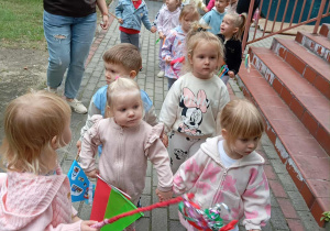 Wyjście na dwór z kolorowymi chorągiewkami