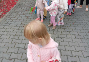 Wyjście na dwór z kolorowymi chorągiewkami