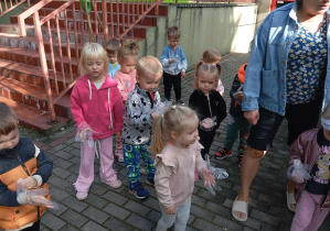 Dzieci sprzątają śmieci