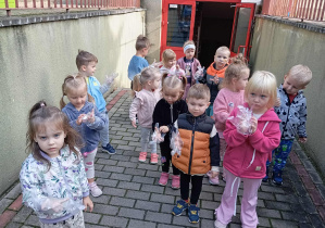 Dzieci sprzątają śmieci