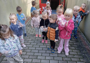 Dzieci sprzątają śmieci