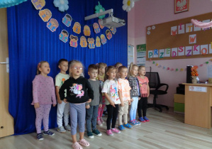 Dzieci śpiewają piosenki
