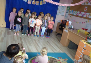 Dzieci śpiewają i pokazują słowa piosenki