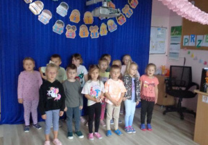 Dzieci śpiewają i pokazują słowa piosenki