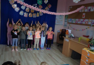 Dzieci śpiewają i pokazują słowa piosenki