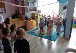 Dzieci tańczą do muzyki