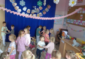 Dzieci tańczą do muzyki