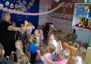 Dzieci tańczą do muzyki