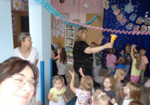Dzieci tańczą do muzyki