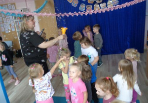 Dzieci tańczą do muzyki