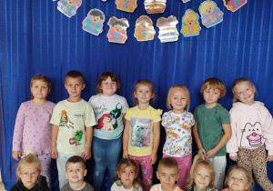 Dzieci pozują do zdjęcia na tle dekoracji