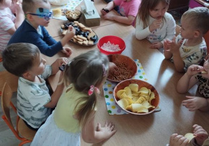 Dzieci spożywają posiłek