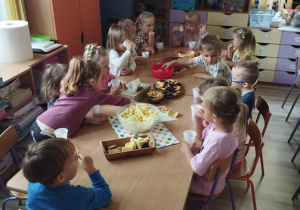 Dzieci spożywają posiłek
