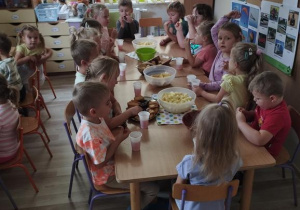 Dzieci spożywają posiłek
