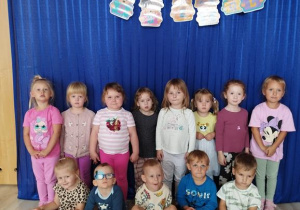 Dzieci pozują do zdjęcia na tle dekoracji