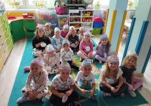 Dzieci siedzą i oglądają film edukacyjny
