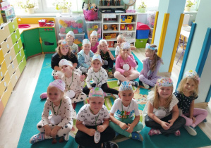 Dzieci siedzą i oglądają film edukacyjny