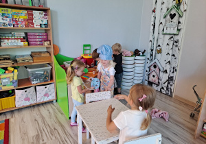 dzieci bawią się w kąciku kuchennym