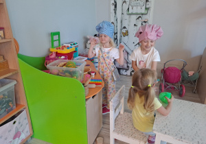 dzieci bawią się w kąciku kuchennym