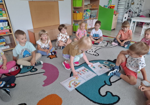 Dzieci siedzą na dywanie