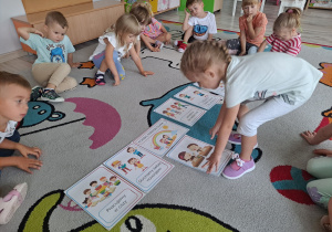 Dzieci siedzą na dywanie